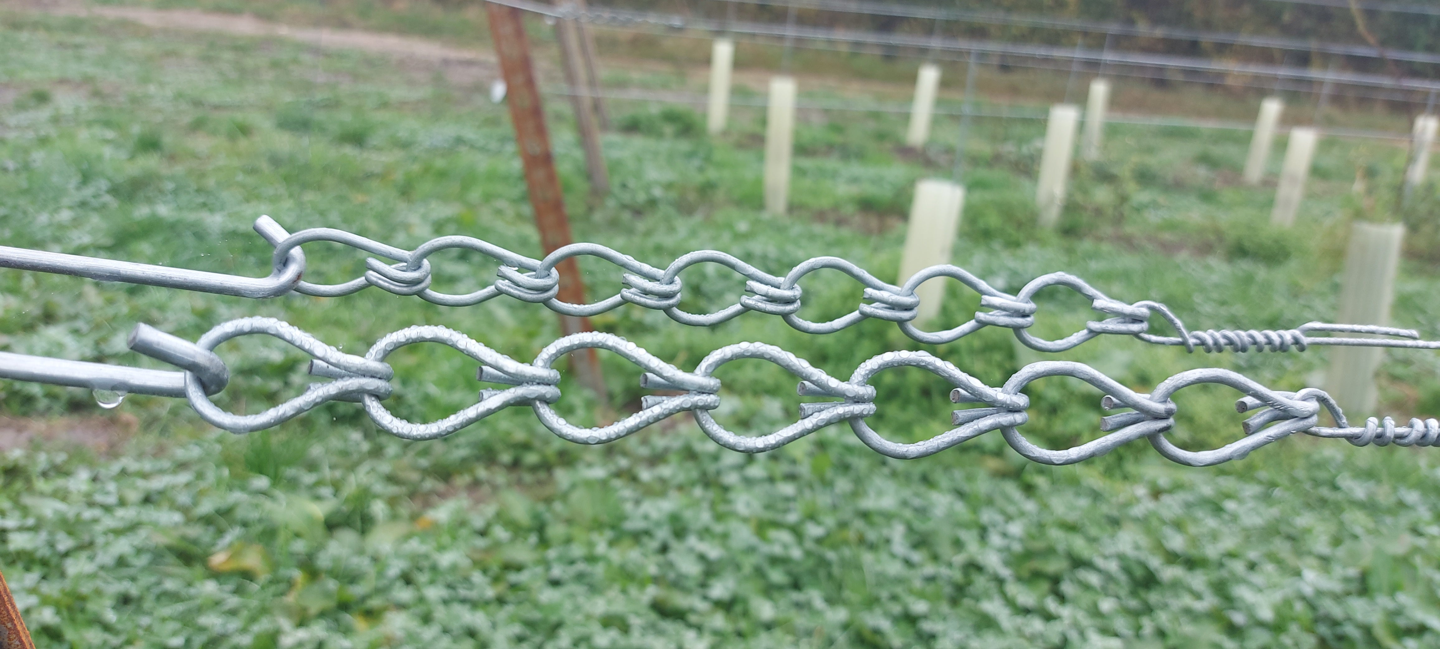 Box of galvanised 7 link chains  (100 pieces)